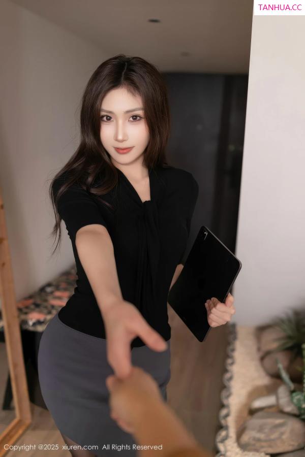   [XiuRen]高清写真图 2025.10.30 No.10930 刘婷婷 OL服饰第5张图片